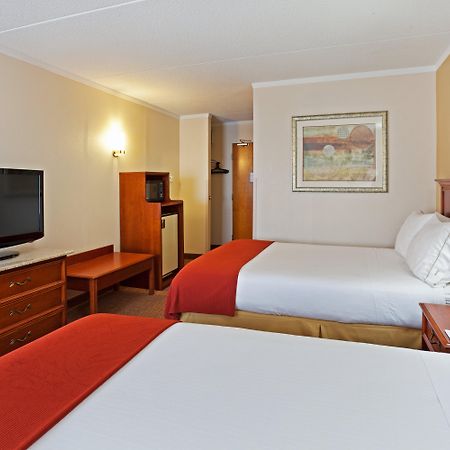 Holiday Inn Express & Suites Greensboro - I-40 Atwendover By Ihg Bagian luar foto
