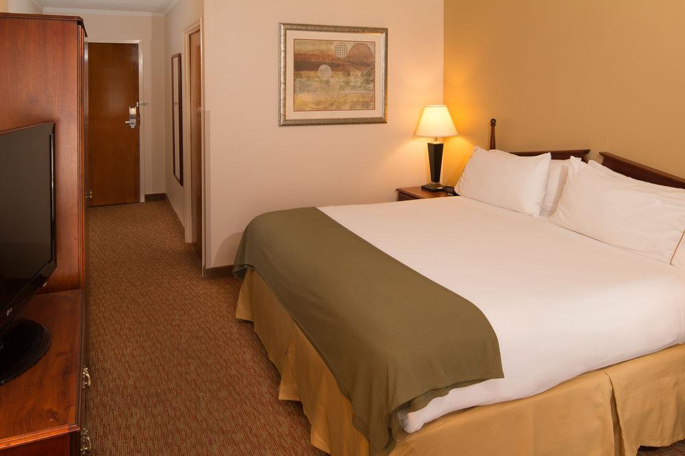 Holiday Inn Express & Suites Greensboro - I-40 Atwendover By Ihg Bagian luar foto