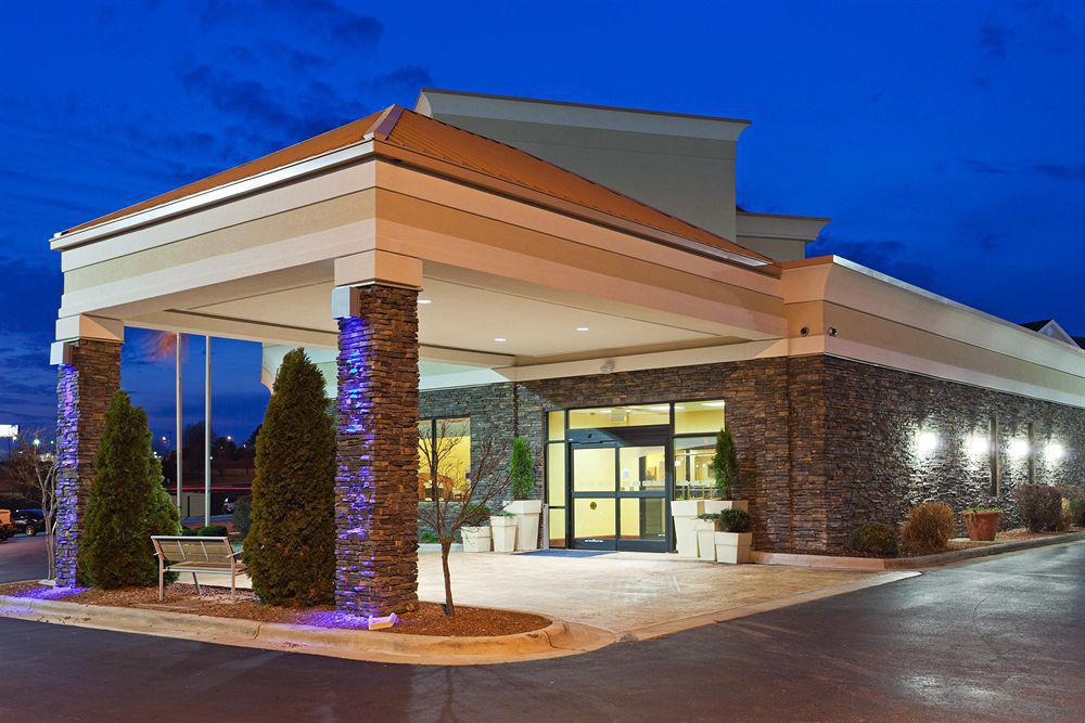 Holiday Inn Express & Suites Greensboro - I-40 Atwendover By Ihg Bagian luar foto