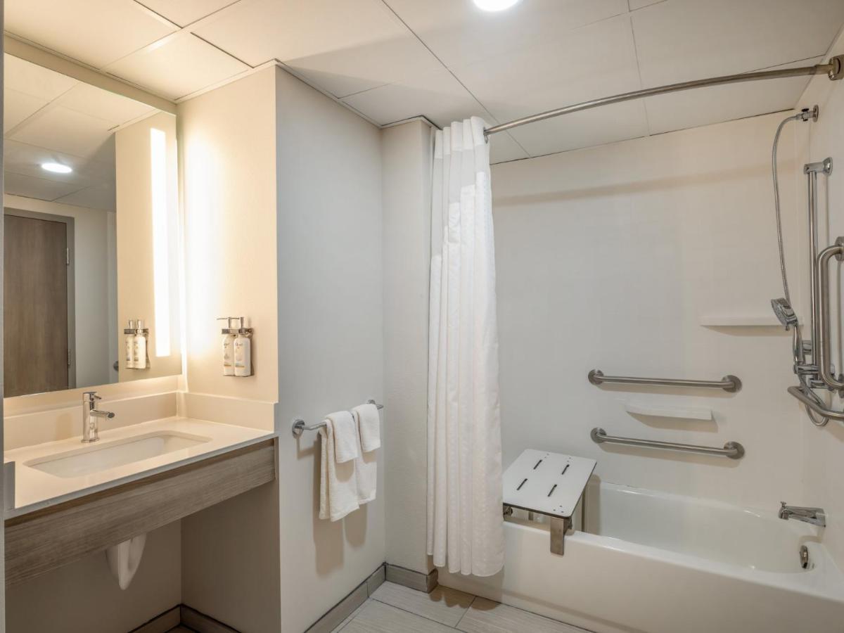 Holiday Inn Express & Suites Greensboro - I-40 Atwendover By Ihg Bagian luar foto