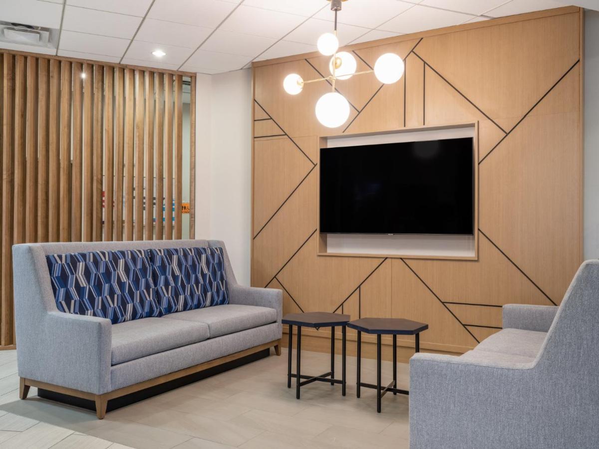 Holiday Inn Express & Suites Greensboro - I-40 Atwendover By Ihg Bagian luar foto