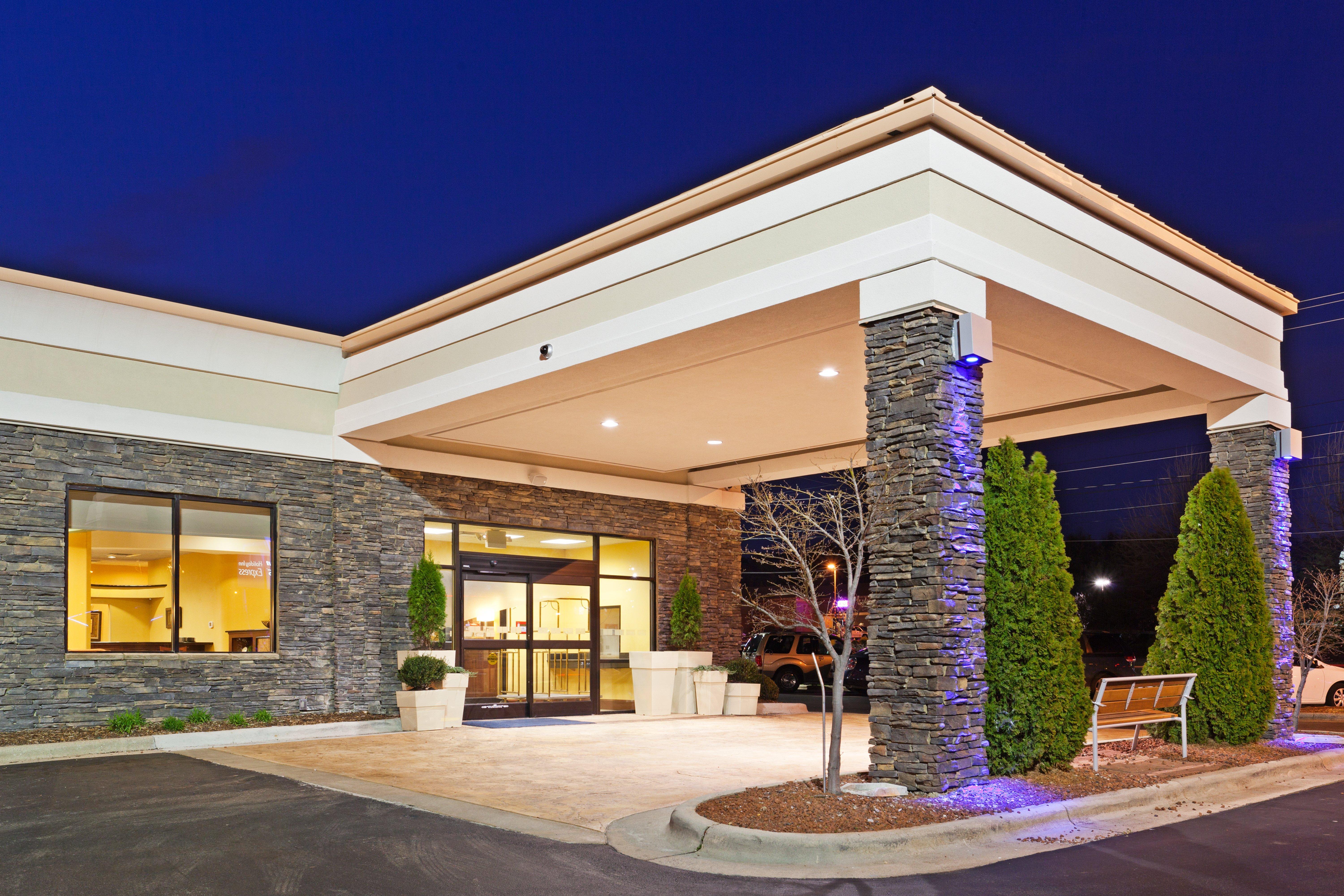 Holiday Inn Express & Suites Greensboro - I-40 Atwendover By Ihg Bagian luar foto