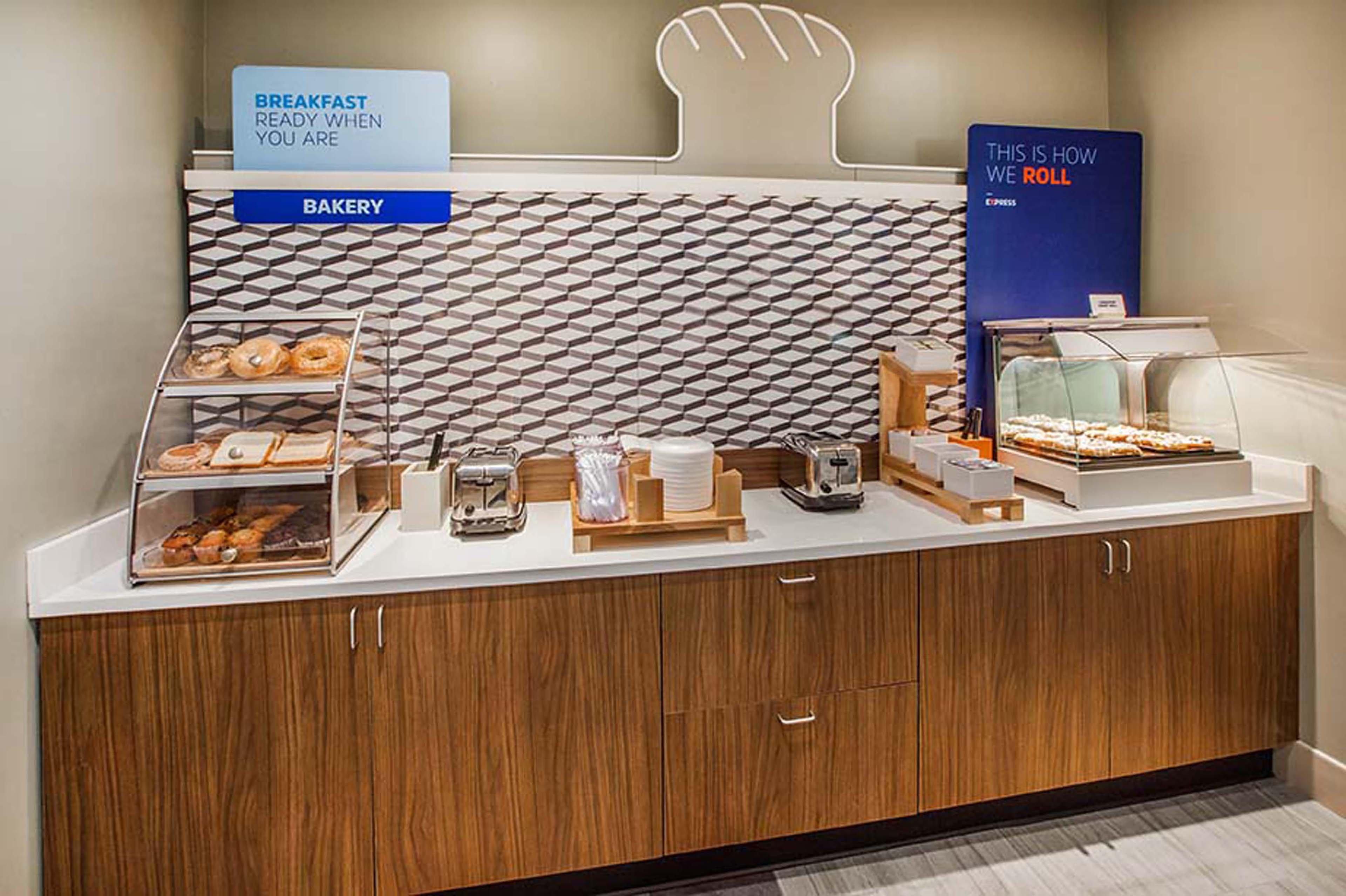 Holiday Inn Express & Suites Greensboro - I-40 Atwendover By Ihg Bagian luar foto